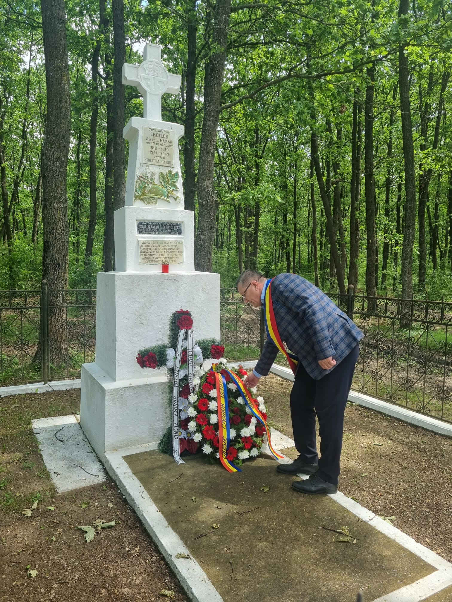 Primar langa monument din padure